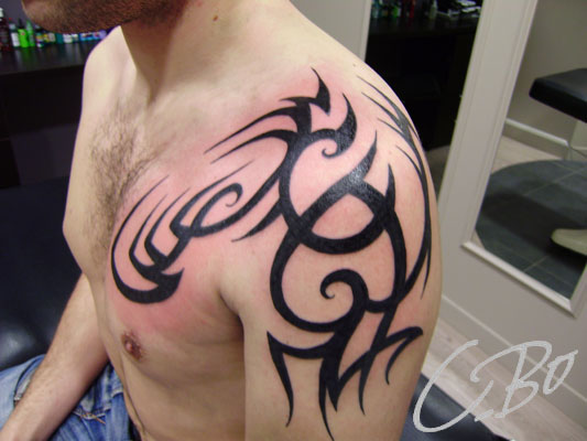 tatouage épaule torse tribal