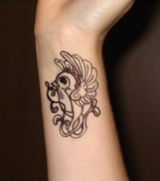 tatouage feminin initiale