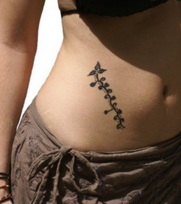 tatouage femme discret bas ventre