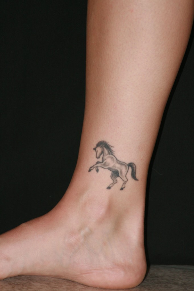 tatouage femme discret cheville