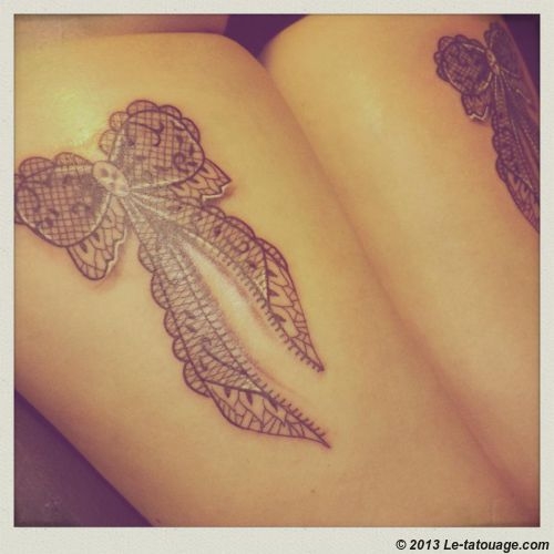 tatouage femme noeud papillon