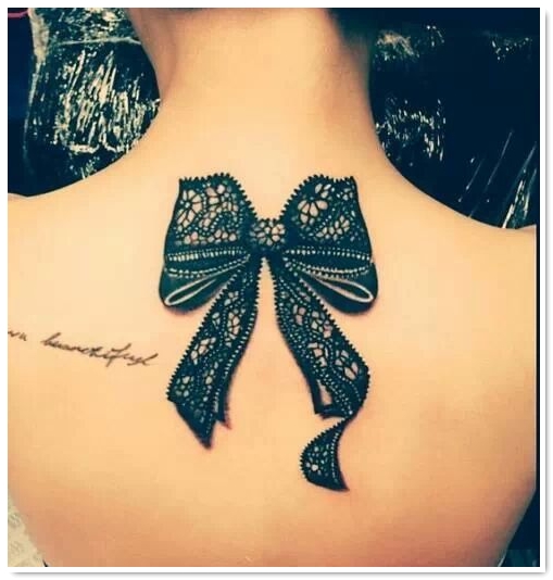 tatouage femme noeud papillon