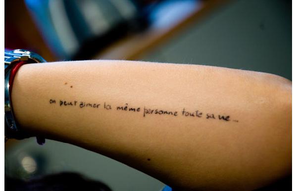 tatouage femme phrase d'amour