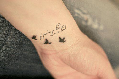 tatouage femme phrase poignet