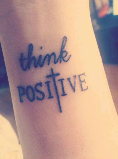 tatouage femme phrase poignet