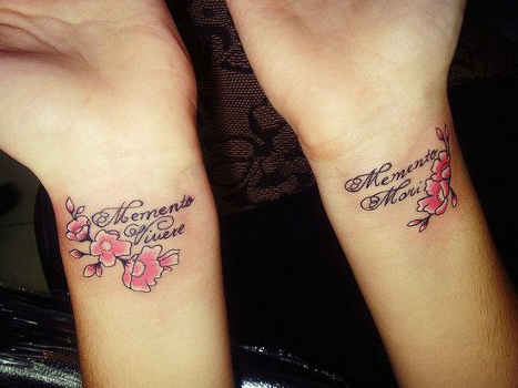tatouage femme phrase poignet