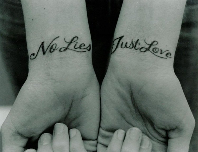 tatouage femme phrase poignet