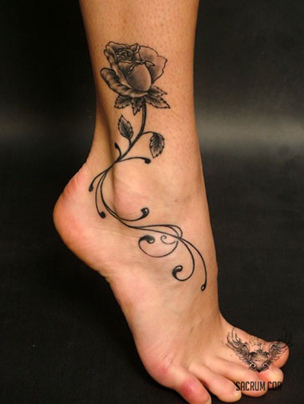 tatouage femme pied cheville fleur