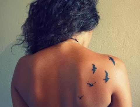 tatouage femme sur l'omoplate
