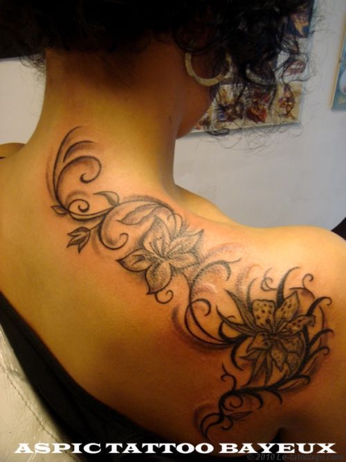 tatouage fleur arabesque