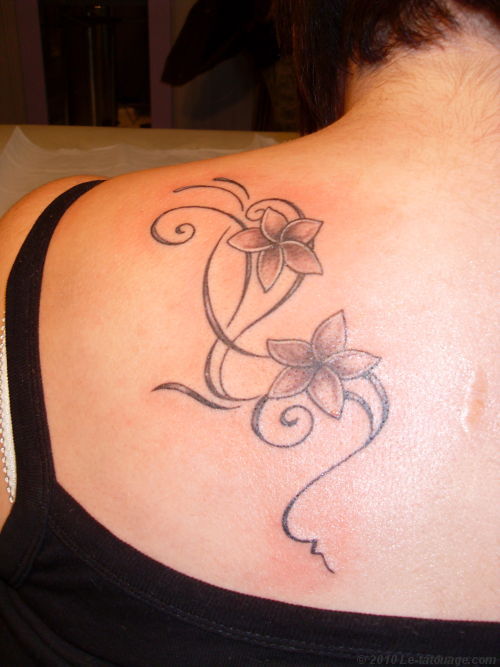 tatouage fleur arabesque