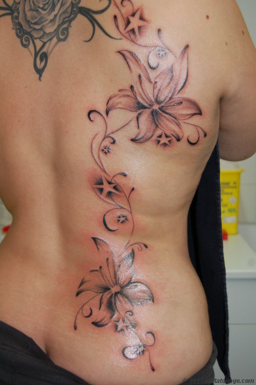 tatouage fleur arabesque