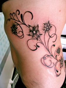 tatouage fleur arabesque