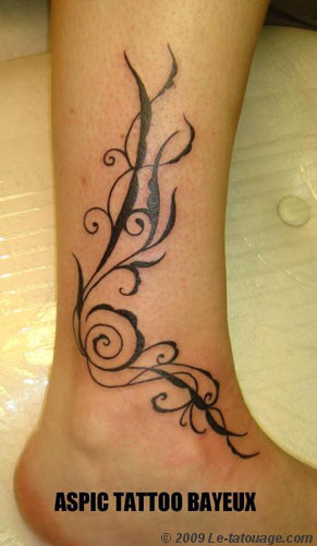 tatouage fleur arabesque