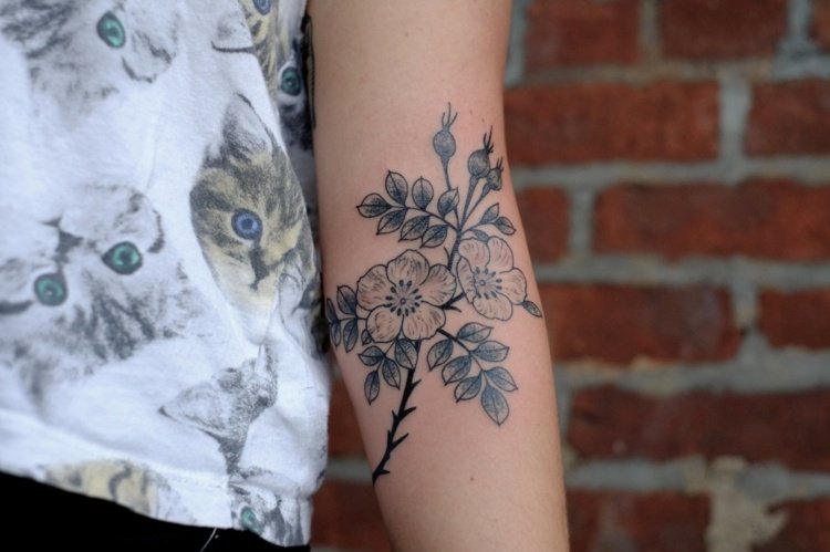 tatouage fleur avant bras