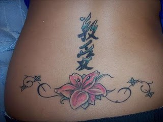 tatouage fleur bas du dos femme