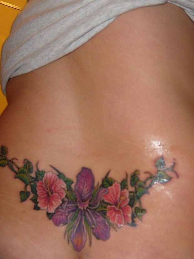 tatouage fleur bas du dos femme