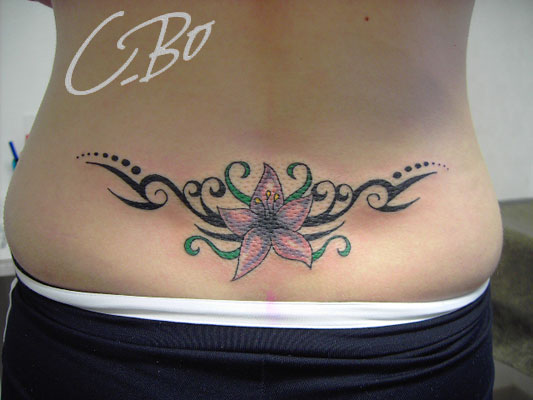 tatouage fleur bas du dos femme