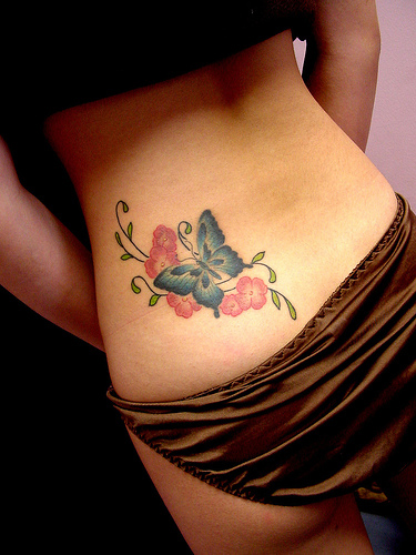 tatouage fleur bas du dos femme