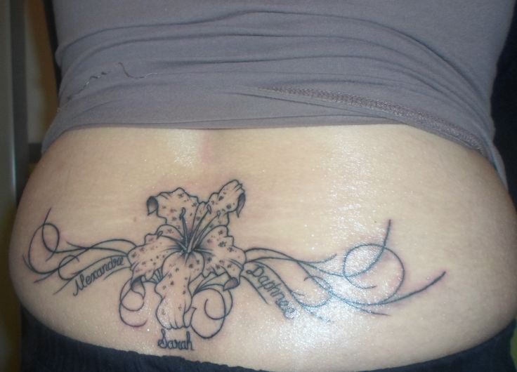 tatouage fleur bas du dos femme