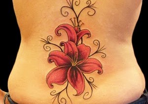 tatouage fleur bas du dos femme