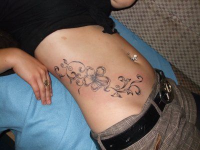 tatouage fleur bas du ventre