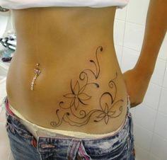 tatouage fleur bas du ventre