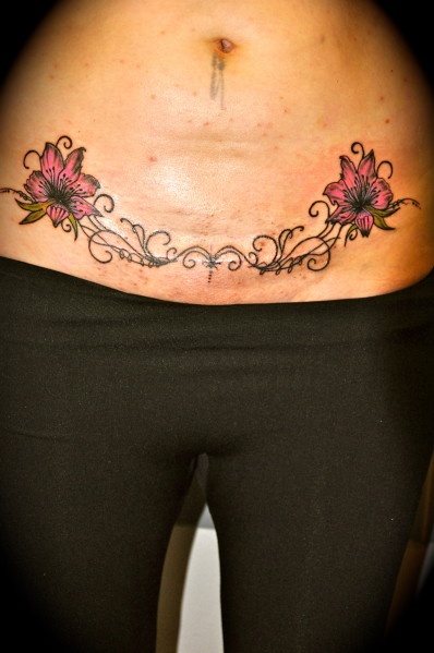 tatouage fleur bas du ventre