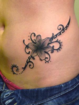 tatouage fleur bas du ventre