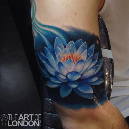 tatouage fleur bleu