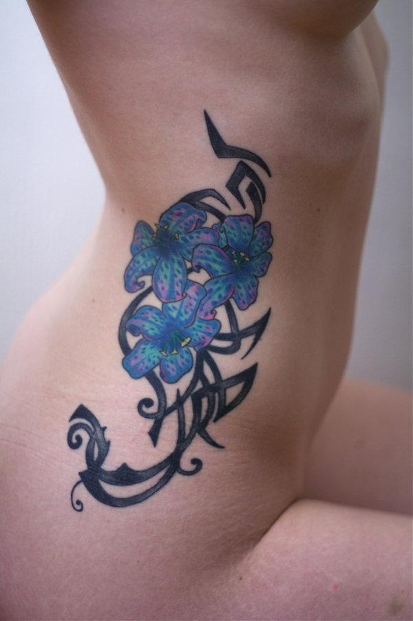 tatouage fleur bleu