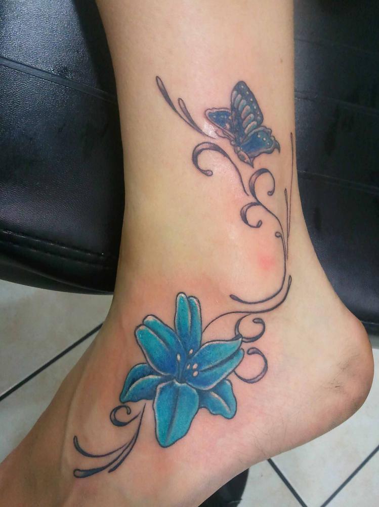 tatouage fleur bleu