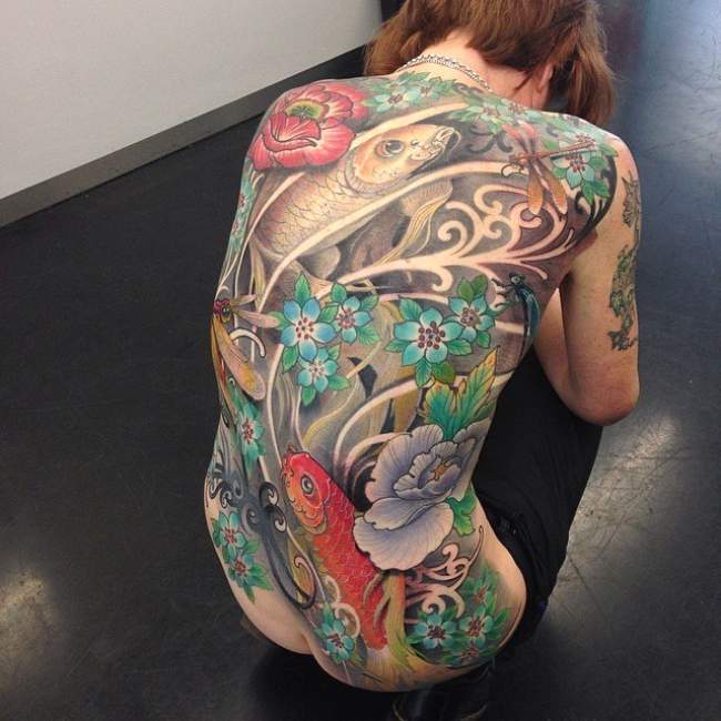 tatouage fleur carpe koi