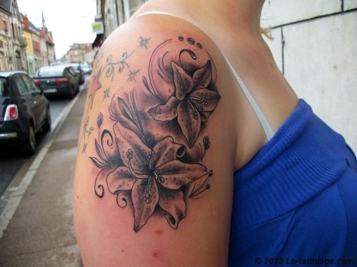 tatouage fleur épaule