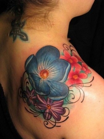 tatouage fleur épaule