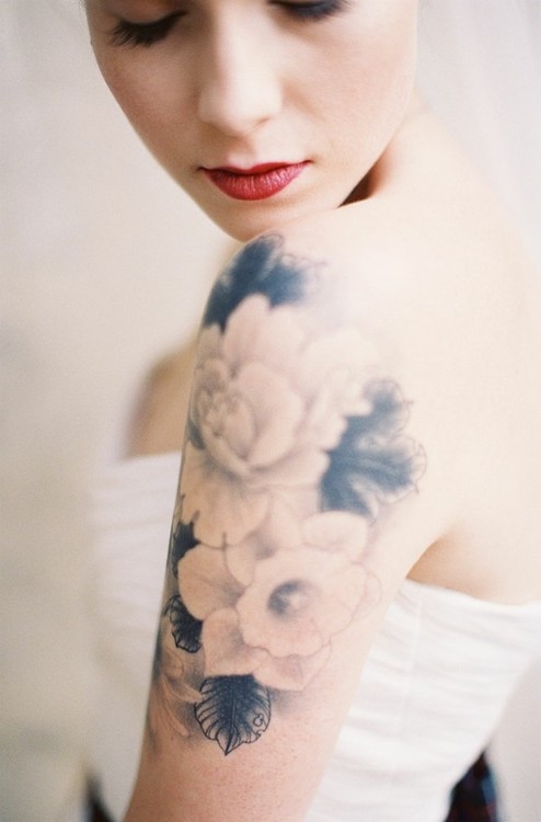 tatouage fleur épaule femme
