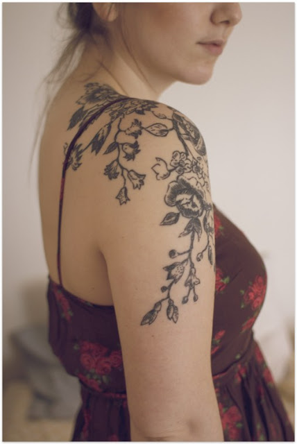 tatouage fleur épaule femme