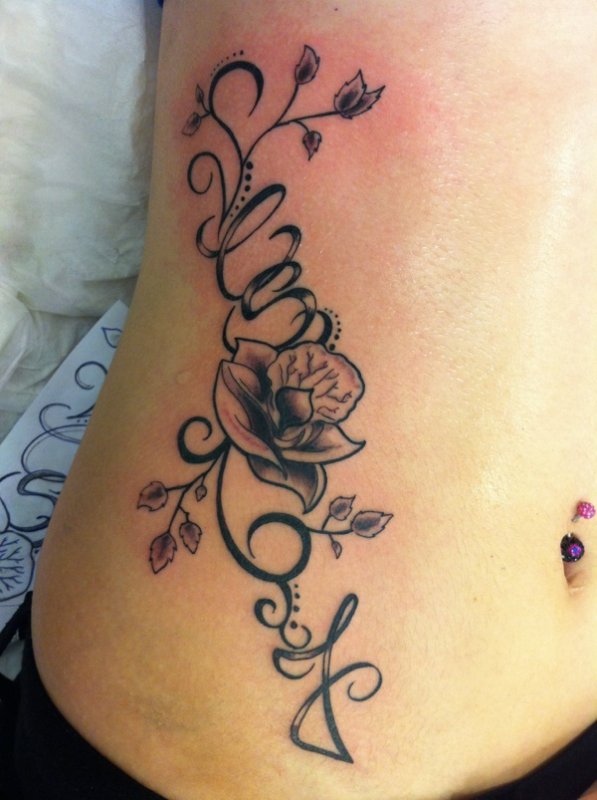 tatouage fleur et arabesque