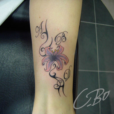 tatouage fleur et arabesque