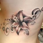 tatouage fleur et etoile