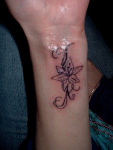 tatouage fleur et initiale