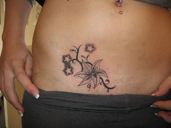 tatouage fleur et lettre