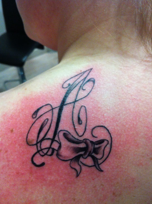 tatouage fleur et lettre