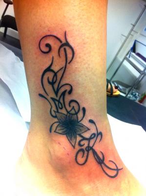 tatouage fleur et lettre