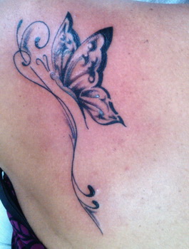 tatouage fleur et papillon
