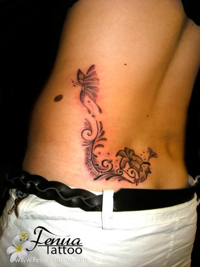 tatouage fleur et papillon