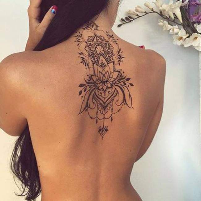 tatouage fleur femme