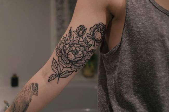 tatouage fleur femme bras