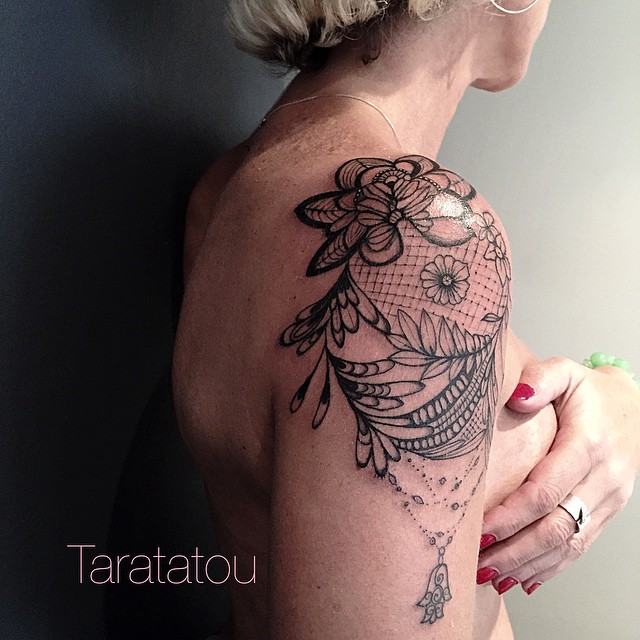 tatouage fleur femme épaule