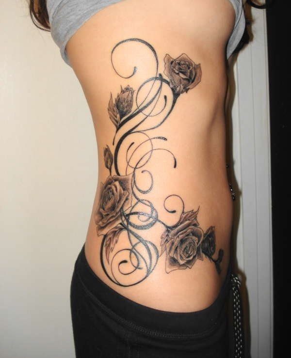 Tatouage fleur flanc